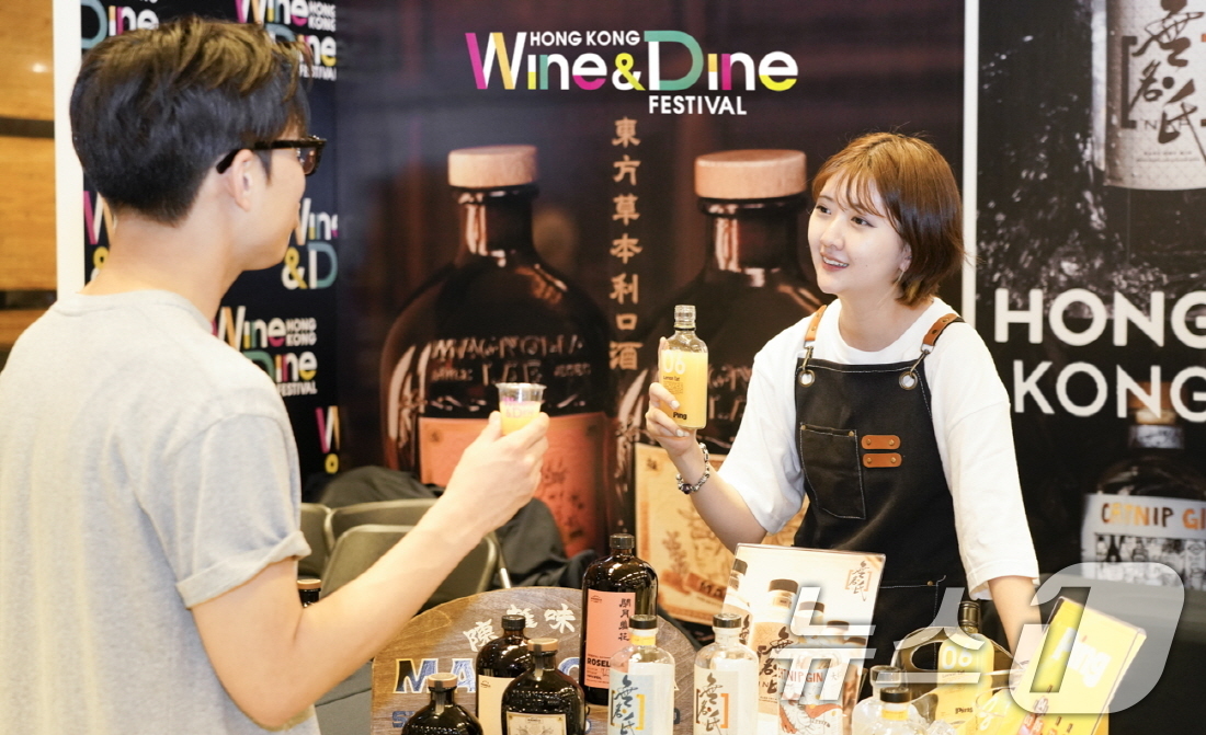 (서울=뉴스1) = 홍콩관광청은 오는 27일까지 서울 코엑스에서 열리는 '서울바앤스피릿쇼'에 참가해 홍콩 대표 로컬 주류 브랜드 3종을 선보인다고 25일 밝혔다.홍콩 로컬 주류 브 …