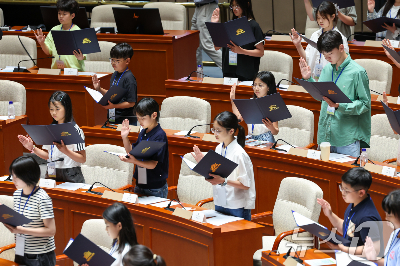(서울=뉴스1) 안은나 기자 = 25일 서울 여의도 국회 예결위회의장에서 열린 제21회 대한민국 어린이 국회 개회식에서 어린이 의원들이 선서를 하고 있다. 2025.7.25/뉴스1 …