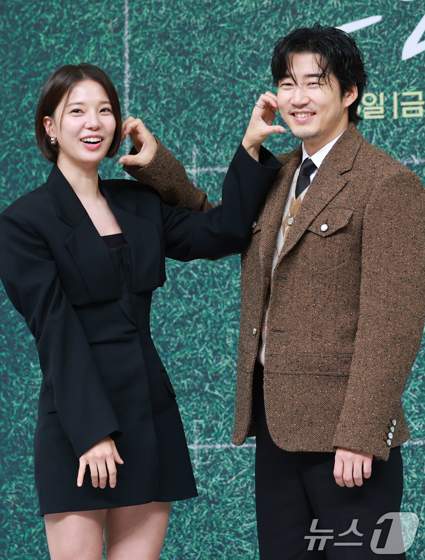 본문 이미지 - 배우 임세미와 윤계상(오른쪽)이 25일 오후 서울 양천구 SBS에서 진행된 드라마 '트라이' 제작발표회에 참석해 포즈를 취하고 있다. '트라이: 우리는 기적이 된다'는 예측불허 괴짜감독 주가람과 만년 꼴찌 한양체고 럭비부가 전국체전 우승을 향해 질주하는 코믹 성장 스포츠 드라마. 2025.7.25/뉴스1 ⓒ News1 권현진 기자