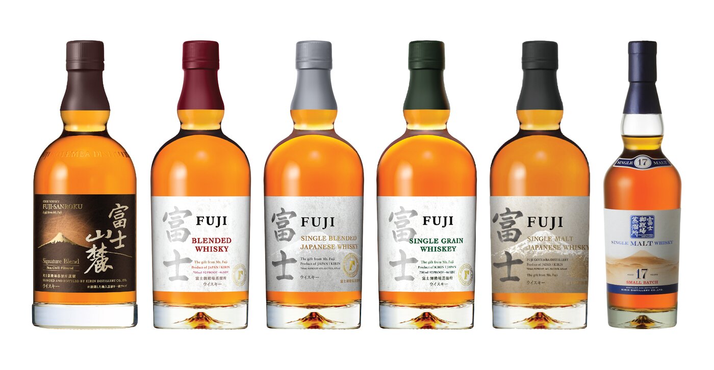 본문 이미지 - 후지 위스키 6종. 왼쪽부터 후지 산로쿠(FUJI SANROKU Signature Blend), 후지 블렌디드(FUJI BLENDED), 후지 싱글블렌디드(FUJI SINGLE BLENDED), 후지 싱글그레인(FUJI SINGLE GRAIN), 후지 싱글몰트 위스키(FUJI SINGLE MALT), 후지 싱글몰트 17년(FUJI SINGLE MALT 17YO)(하이트진로 제공)