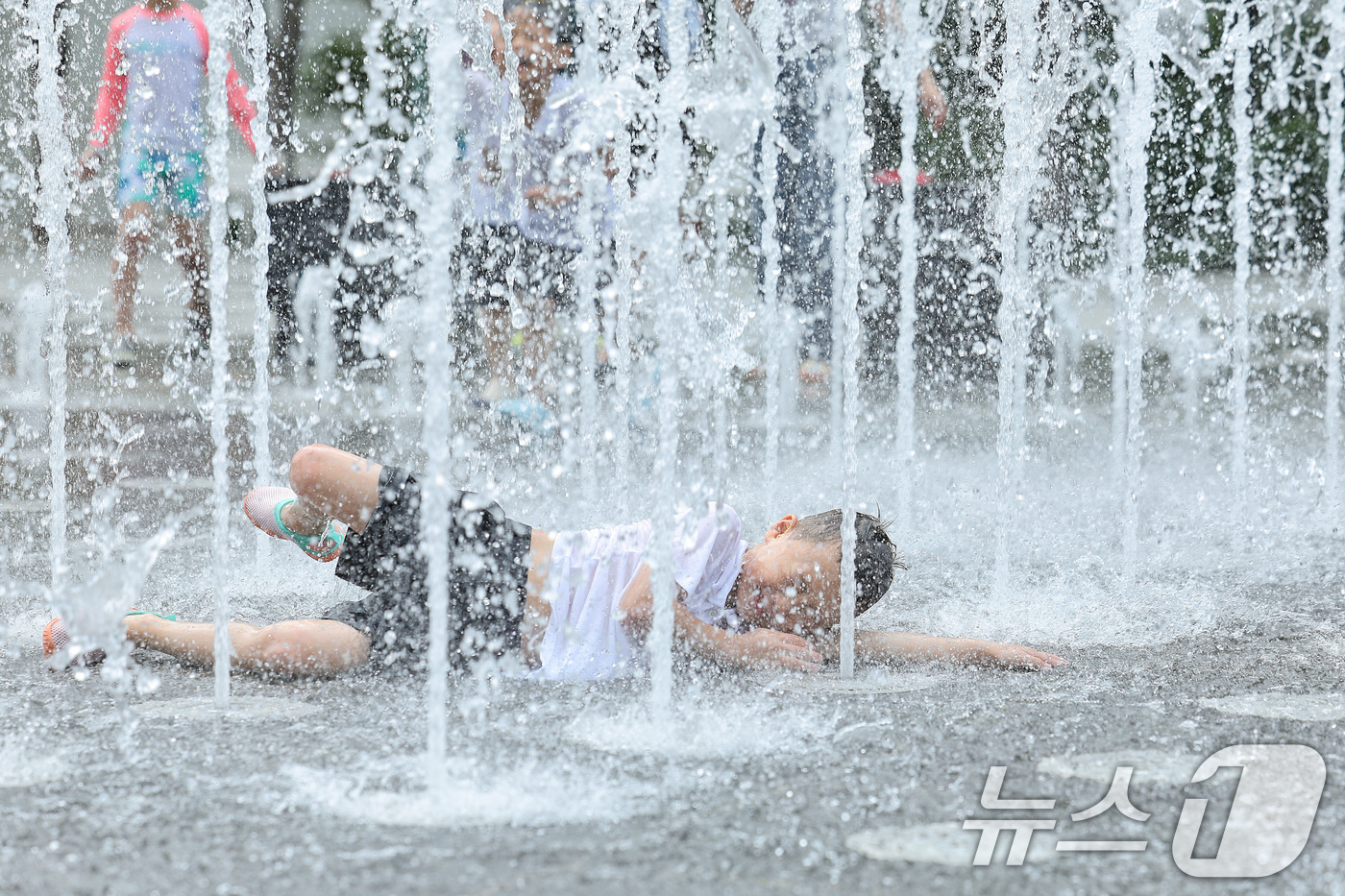 (서울=뉴스1) 신웅수 기자 = 전국 대부분 지역에 폭염 경보가 발효된 25일 서울 광화문광장 바닥분수에서 어린이들이 물놀이를 하며 더위를 식히고 있다.기상청은 토요일인 오는 25 …