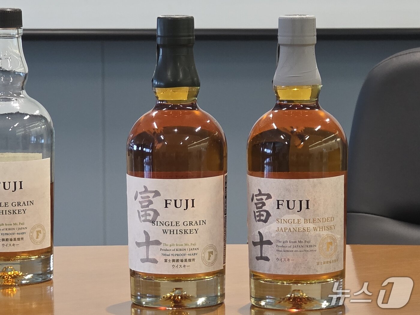 본문 이미지 - 25일 하이트진로 서초사옥에서 '2025 서울 바앤스피릿쇼' 행사 참석을 위해 방한한 후지 위스키의 마스터 블렌더 다나카 조타씨를 만나 후지 브랜드에 대한 이야기를 들을 수 있었다. 이날 시음한 후지 싱글그레인 , 후지 싱글블렌디드 제품. ⓒ News1 이형진 기자