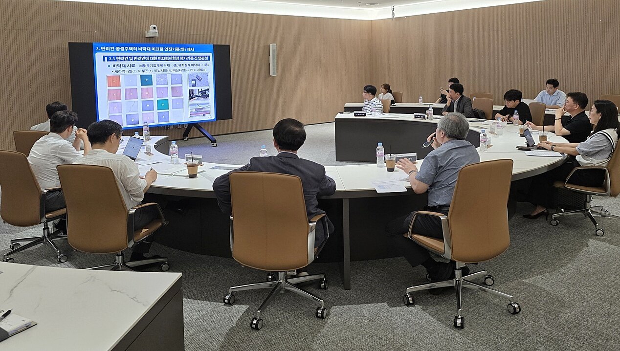 본문 이미지 - 코티티시험연구원은 지난 23일 국내 주요 바닥재 업체를 대상으로 반려동물용 바닥재 품질기준 마련을 위한 표준기술세미나를 개최했다(코티티 제공). ⓒ 뉴스1