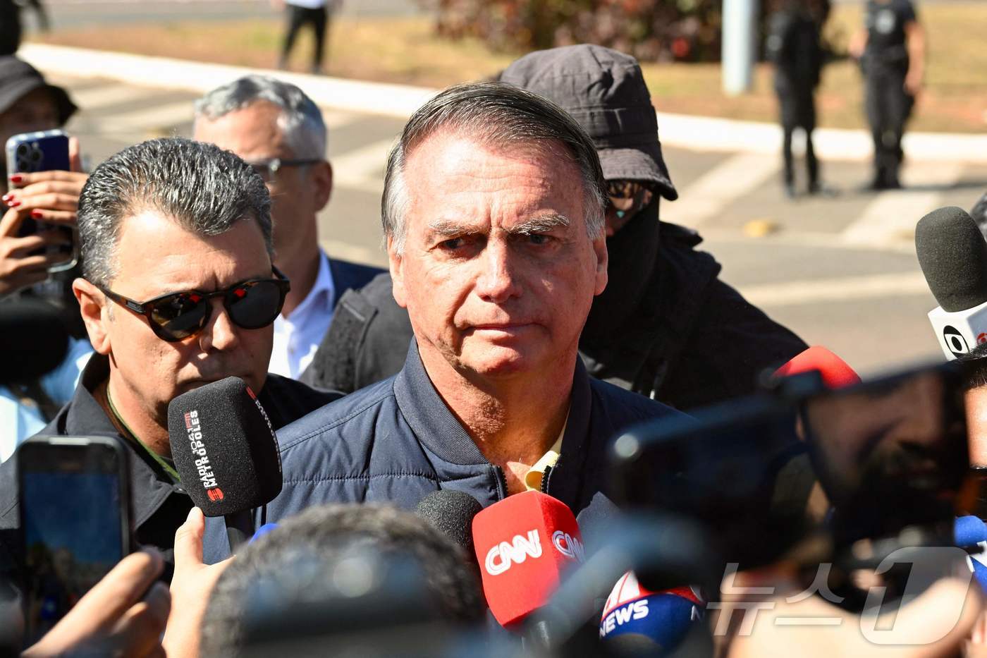 (브라질리아 AFP=뉴스1) 윤다정 기자 = 18일(현지시간) 브라질 브라질리아에서 자이르 보우소나루 전 브라질 대통령이 전자 발찌를 착용한 뒤 취재진의 질문을 받고 있다. 202 …