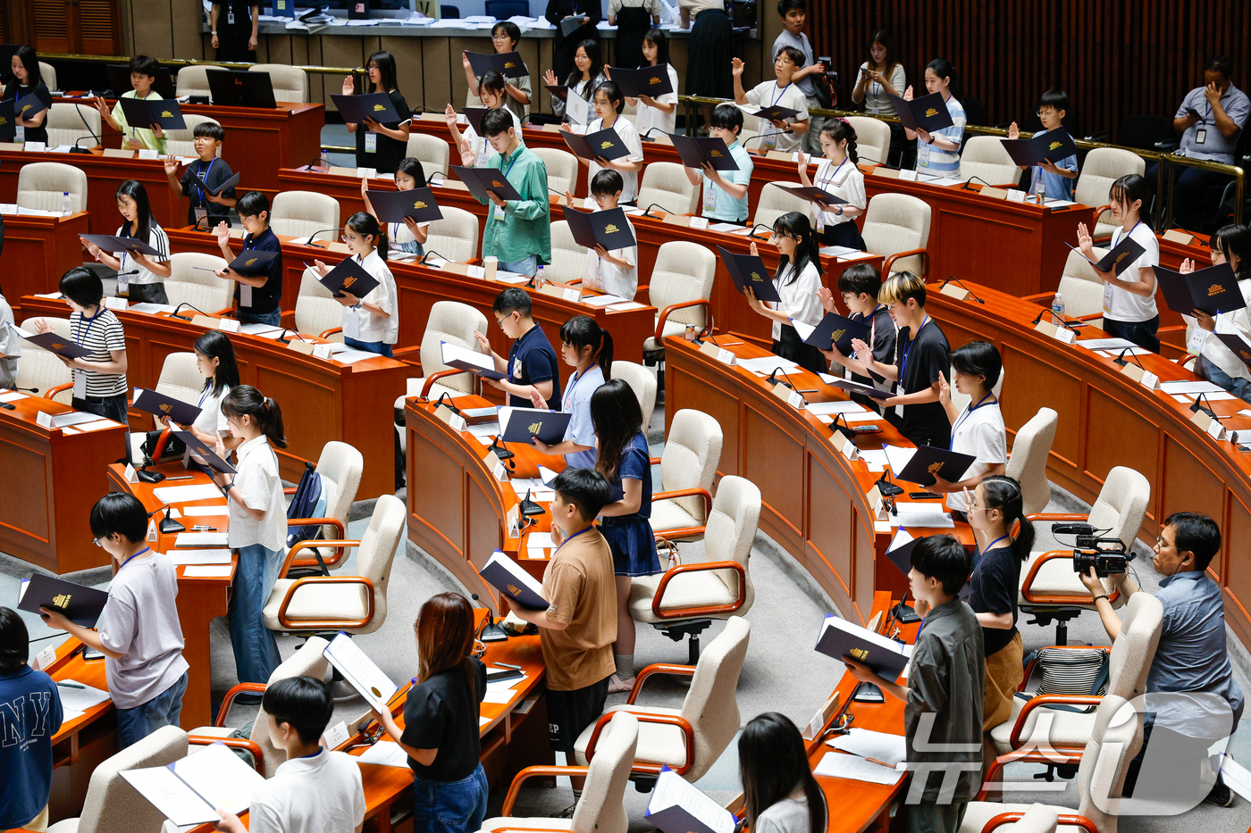 (서울=뉴스1) 안은나 기자 = 25일 서울 여의도 국회 예결위회의장에서 열린 제21회 대한민국 어린이 국회 개회식에서 어린이 의원들이 선서를 하고 있다. 2025.7.25/뉴스1 …