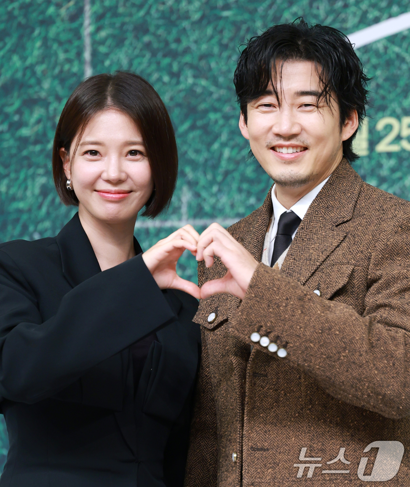 (서울=뉴스1) 권현진 기자 = 배우 임세미와 윤계상(오른쪽)이 25일 오후 서울 양천구 SBS에서 진행된 드라마 '트라이' 제작발표회에 참석해 포즈를 취하고 있다.'트라이: 우리 …