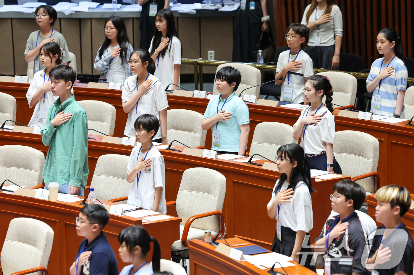 (서울=뉴스1) 안은나 기자 = 25일 서울 여의도 국회 예결위회의장에서 열린 제21회 대한민국 어린이 국회 개회식에서 어린이 의원들이 국민의례를 하고 있다. 2025.7.25/뉴 …