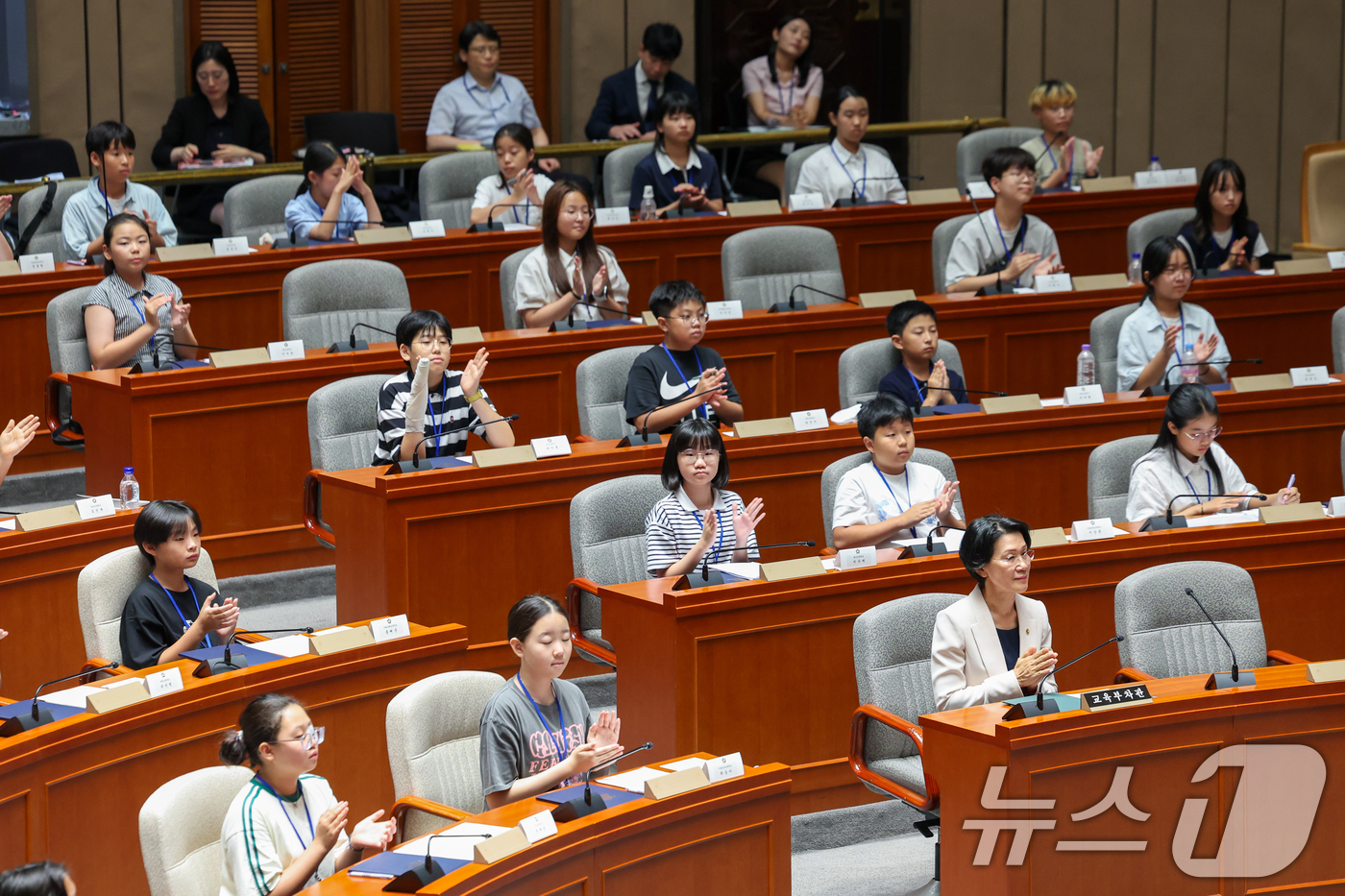 (서울=뉴스1) 안은나 기자 = 25일 서울 여의도 국회 예결위회의장에서 열린 제21회 대한민국 어린이 국회 개회식에서 어린이 의원들이 이학영 부의장 개회사를 들은 뒤 손뼉치고 있 …