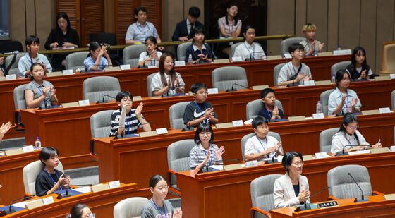 손뼉치는 어린이 의원들