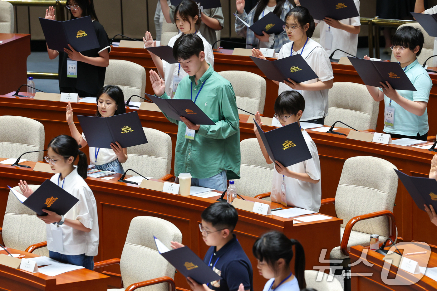 (서울=뉴스1) 안은나 기자 = 25일 서울 여의도 국회 예결위회의장에서 열린 제21회 대한민국 어린이 국회 개회식에서 어린이 의원들이 선서를 하고 있다. 2025.7.25/뉴스1 …