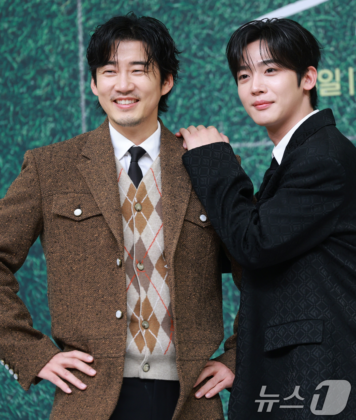 (서울=뉴스1) 권현진 기자 = 배우 윤계상과 김요한(오른쪽)이 25일 오후 서울 양천구 SBS에서 진행된 드라마 '트라이' 제작발표회에 참석해 포즈를 취하고 있다.'트라이: 우리 …