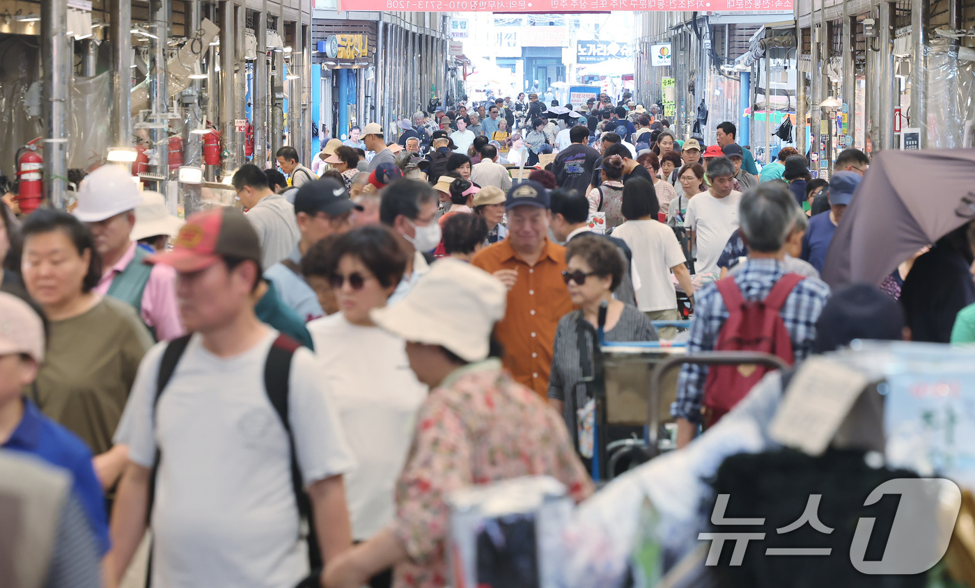 (서울=뉴스1) 장수영 기자 = 25일 오후 서울 동대문구 청량리종합시장이 장을 보려는 시민들로 북적이고 있다.정부에 따르면 전 국민에게 최대 1인당 45만 원을 지급하는 민생회복 …