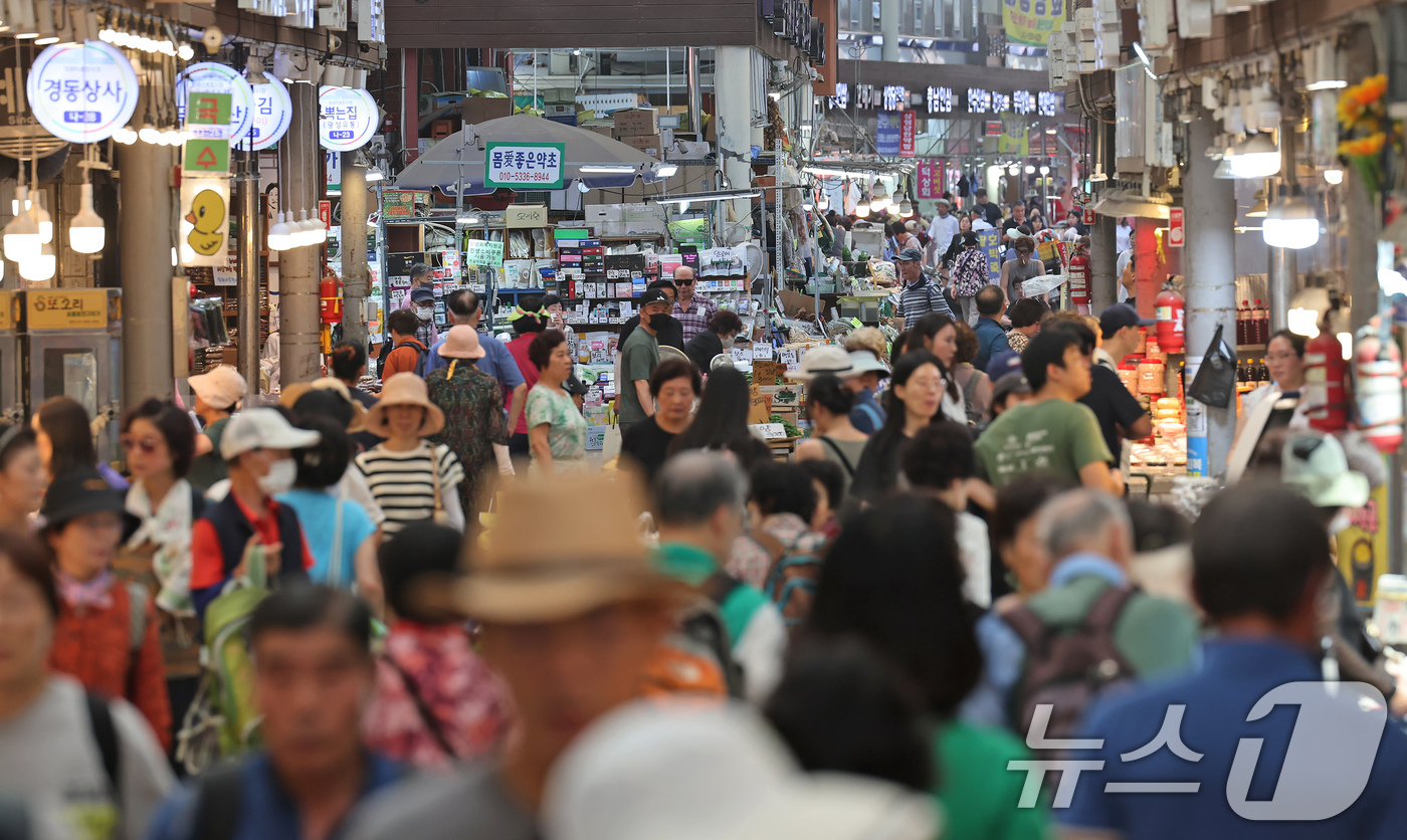 (서울=뉴스1) 장수영 기자 = 25일 오후 서울 동대문구 청량리종합시장이 장을 보려는 시민들로 북적이고 있다.정부에 따르면 전 국민에게 최대 1인당 45만 원을 지급하는 민생회복 …
