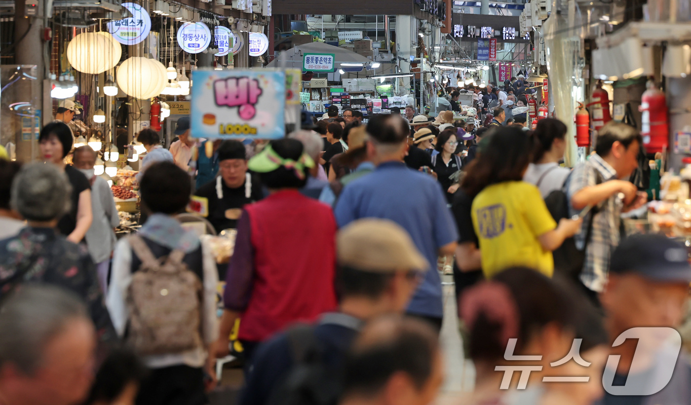 (서울=뉴스1) 장수영 기자 = 25일 오후 서울 동대문구 청량리종합시장이 장을 보려는 시민들로 북적이고 있다.정부에 따르면 전 국민에게 최대 1인당 45만 원을 지급하는 민생회복 …