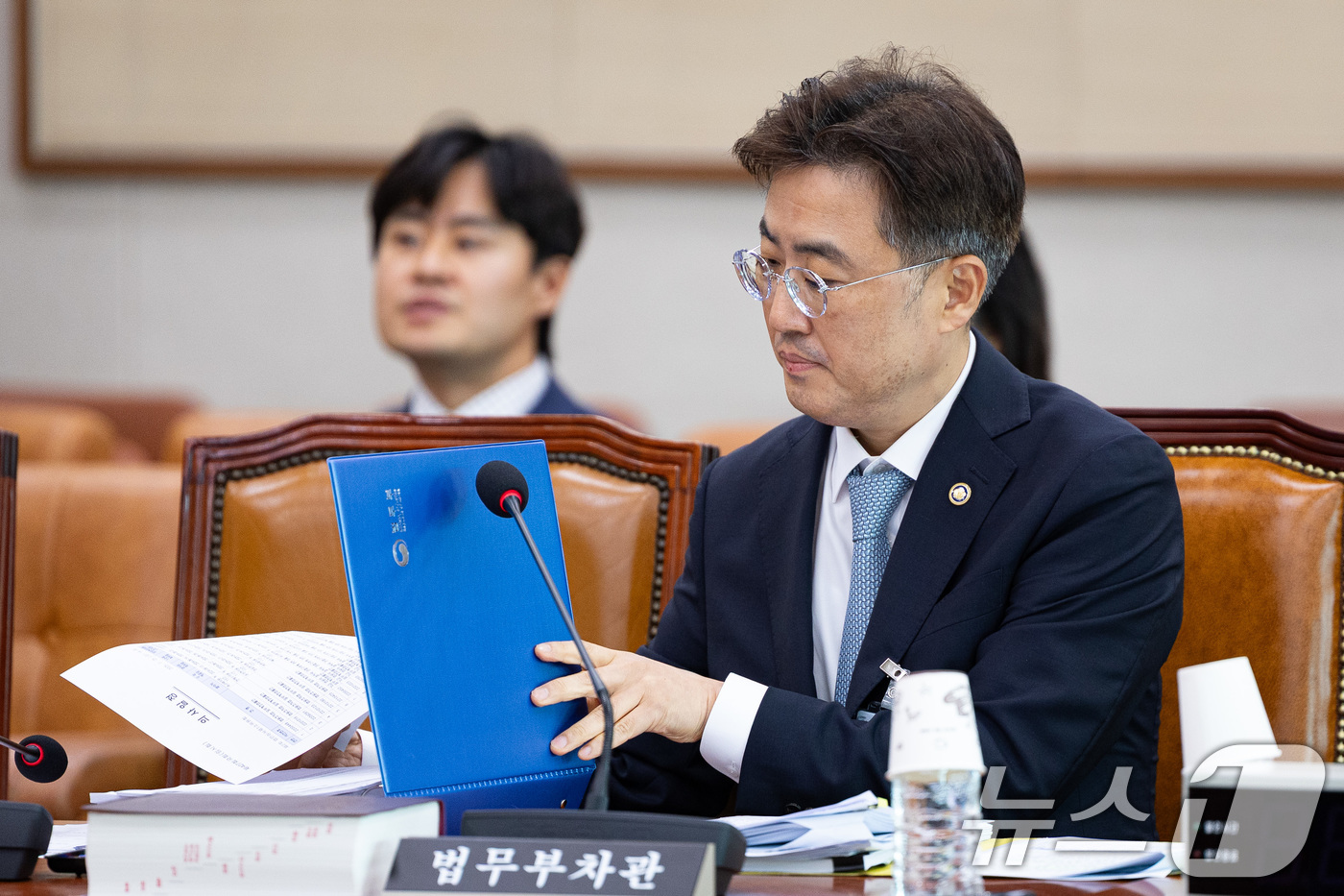 (서울=뉴스1) 유승관 기자 = 이진수 법무부 차관이 25일 서울 여의도 국회에서 열린 제427회 국회(임시회) 법제사법위원회 제2차 법안심사제1소위원회에 출석해 자료를 살피고 있 …