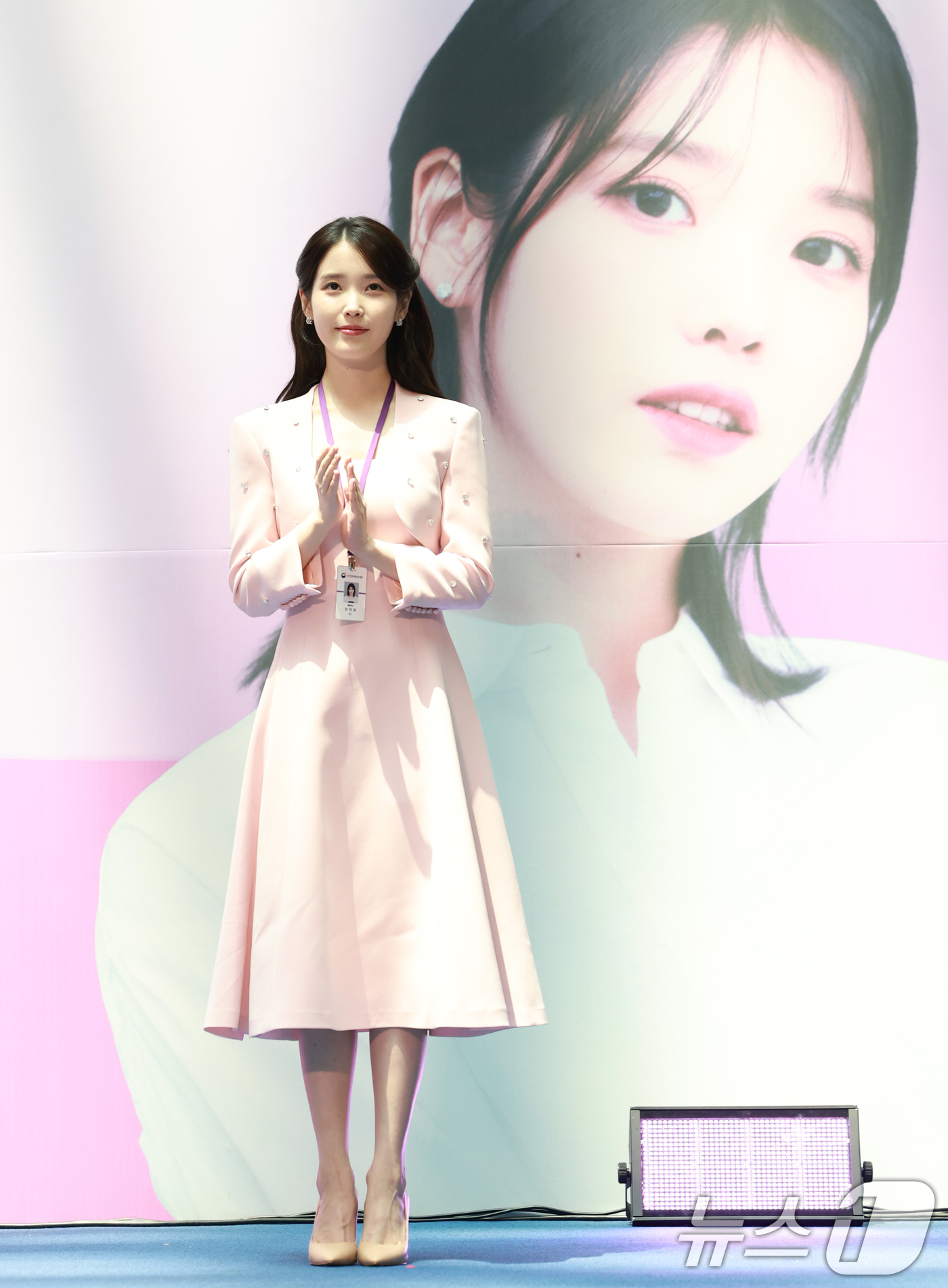 (인천공항=뉴스1) 권현진 기자 = 가수 겸 배우 아이유가 25일 인천국제공항 제1여객터미널에서 열린 인천공항세관 홍보대사 위촉식에 참석해 박수를 치고 있다. 2025.7.25/뉴 …