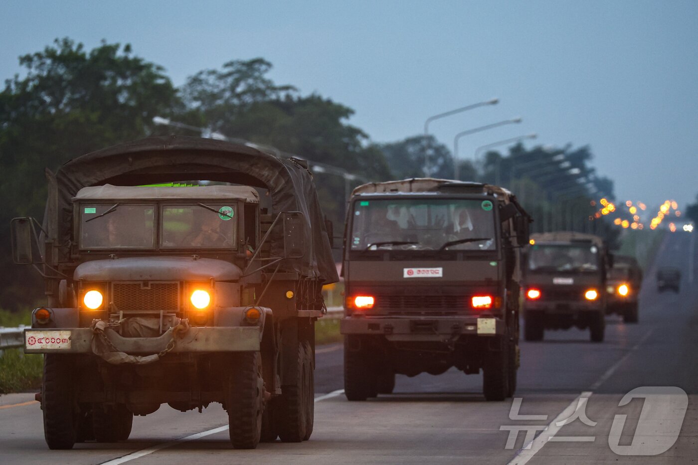 본문 이미지 - 25일 태국의 군용 차량이 부리람주의 도로를 따라 국경 지대로 이동하고 있다. 2025.7.25 ⓒ 로이터=뉴스1 ⓒ News1 강민경 기자
