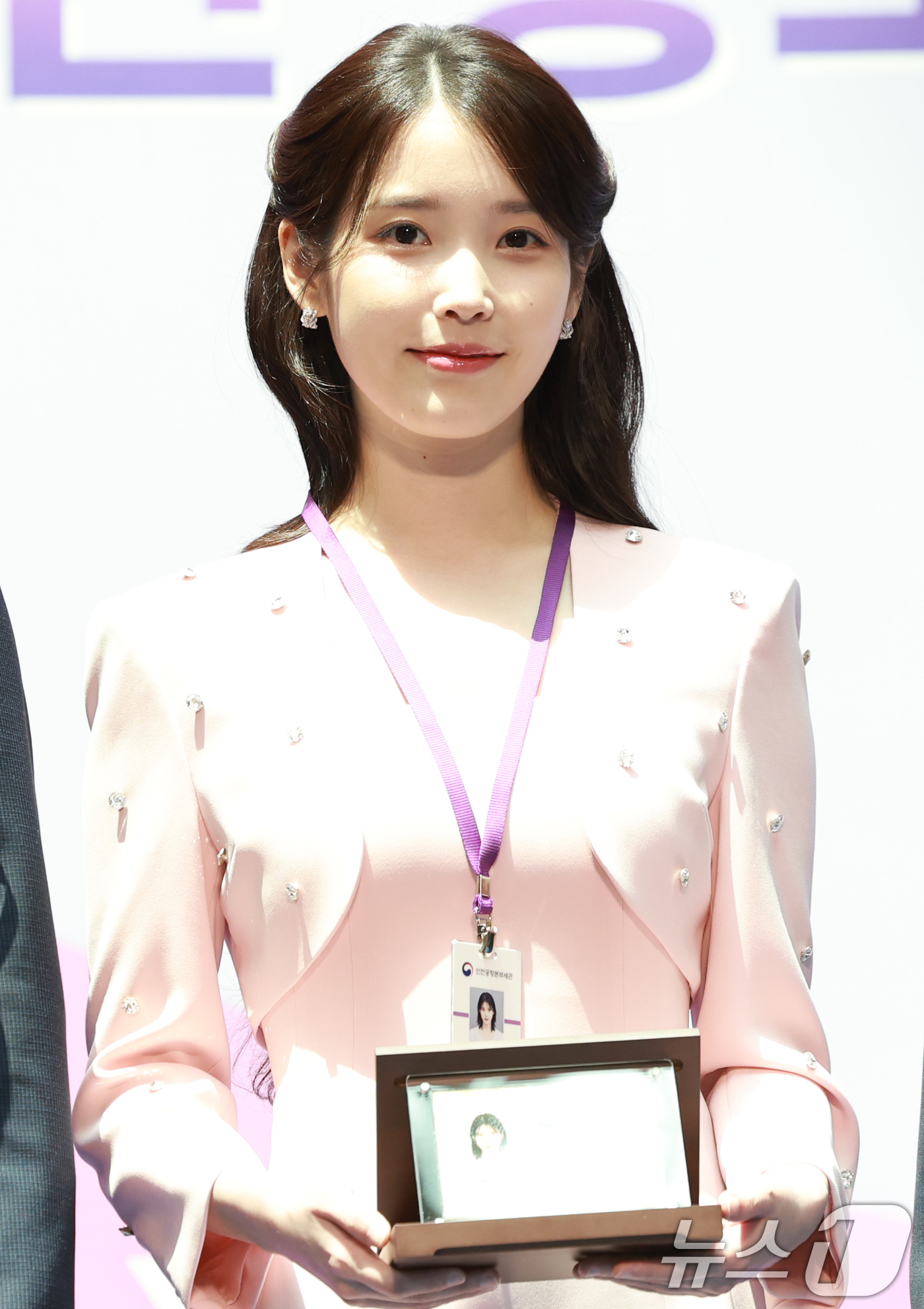 (인천공항=뉴스1) 권현진 기자 = 가수 겸 배우 아이유가 25일 인천국제공항 제1여객터미널에서 인천공항세관 홍보대사로 위촉된 뒤 포즈를 취하고 있다. 2025.7.25/뉴스1