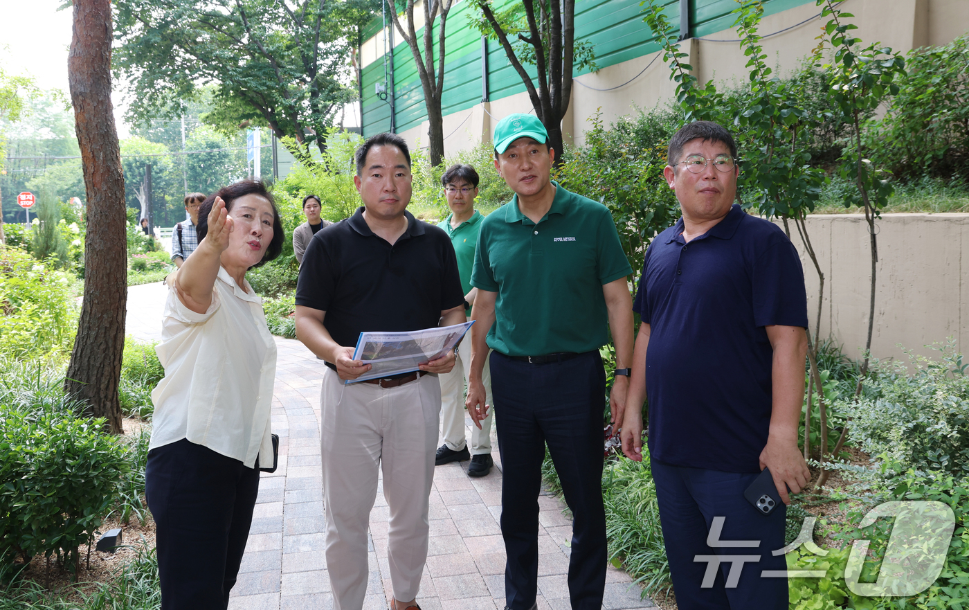 (서울=뉴스1) 김명섭 기자 = 오세훈 서울시장이 25일 서울 동대문구 청량꿈숲에서 폭염을 완화하는 일상속 정원을 점검하고 있다.  2025.7.25/뉴스1