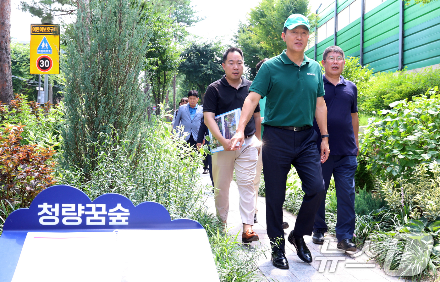 (서울=뉴스1) 김명섭 기자 = 오세훈 서울시장이 25일 서울 동대문구 청량꿈숲에서 폭염을 완화하는 일상속 정원을 점검하고 있다.  2025.7.25/뉴스1