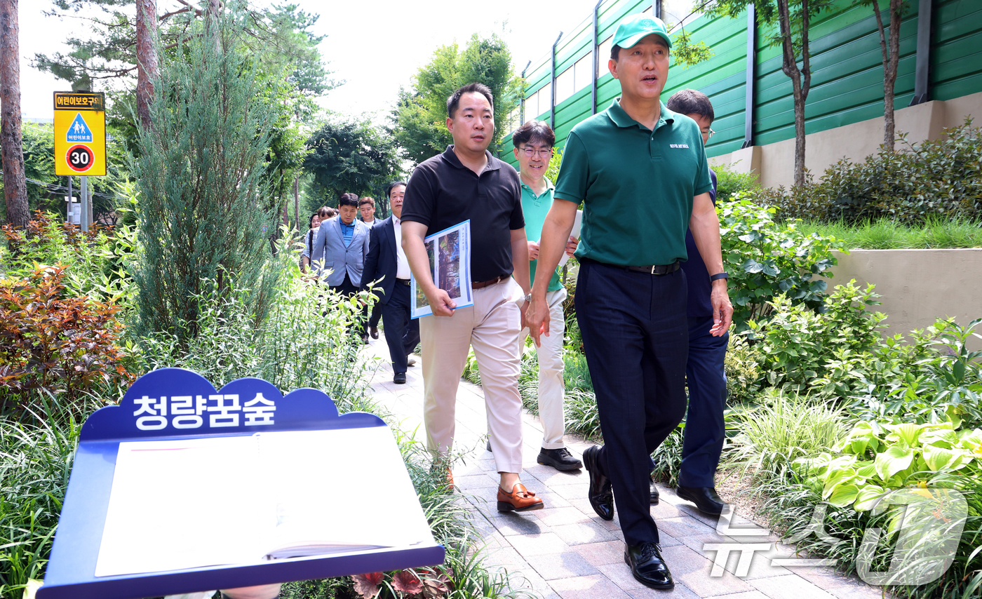 (서울=뉴스1) 김명섭 기자 = 오세훈 서울시장이 25일 서울 동대문구 청량꿈숲에서 폭염을 완화하는 일상속 정원을 점검하고 있다.  2025.7.25/뉴스1