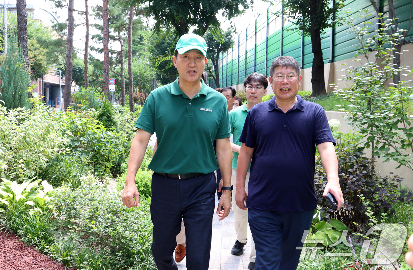 (서울=뉴스1) 김명섭 기자 = 오세훈 서울시장이 25일 서울 동대문구 청량꿈숲에서 폭염을 완화하는 일상속 정원을 점검하고 있다.  2025.7.25/뉴스1