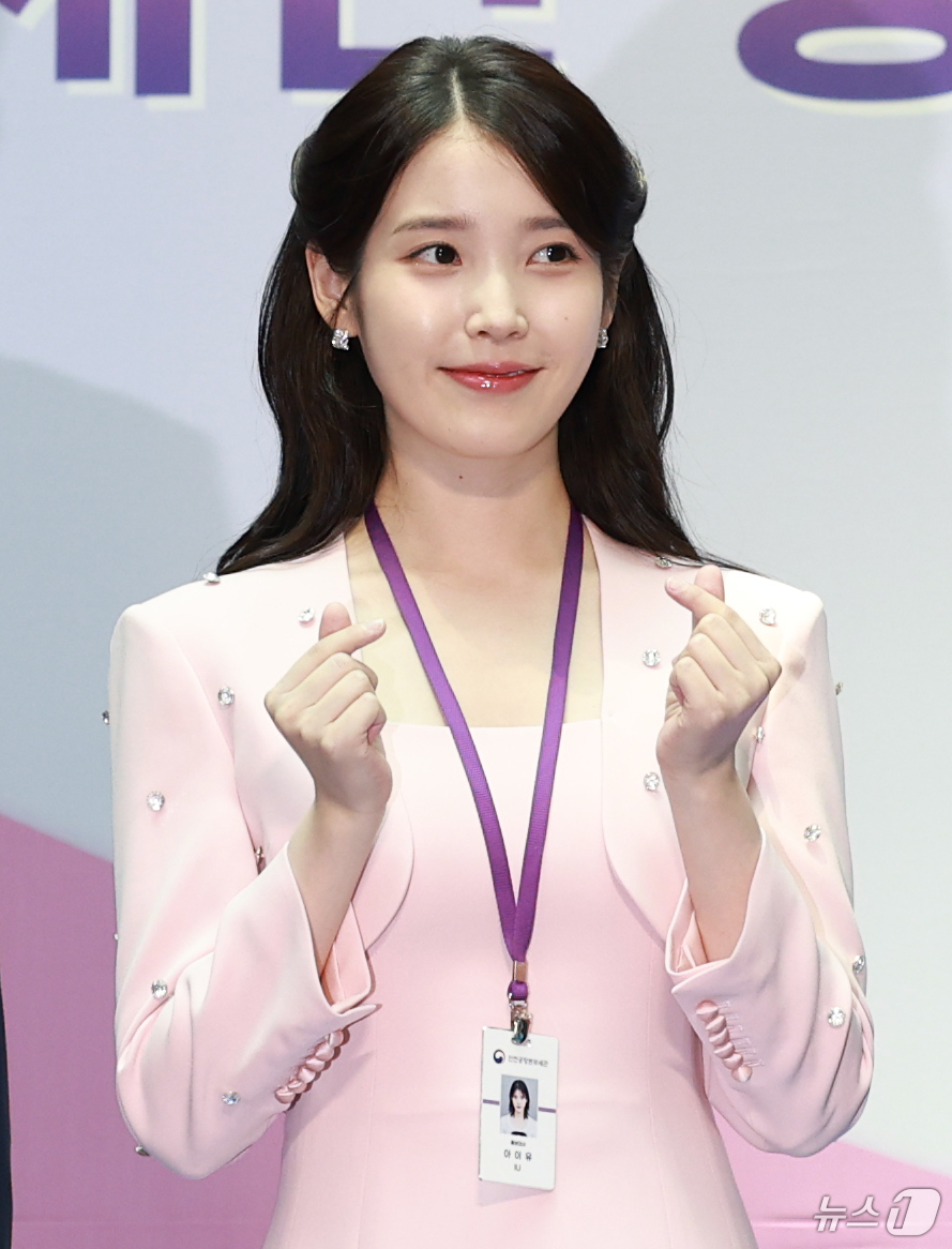 (인천공항=뉴스1) 권현진 기자 = 가수 겸 배우 아이유가 25일 인천국제공항 제1여객터미널에서 열린 인천공항세관 홍보대사 위촉식에 참석해 하트를 그리고 있다. 2025.7.25/ …