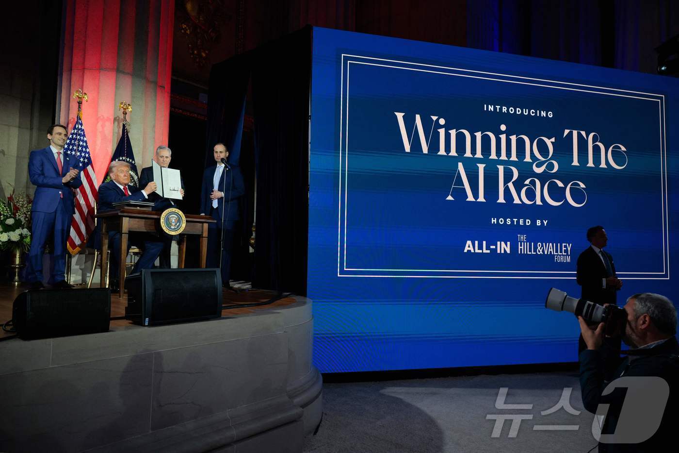 본문 이미지 - US-PRESIDENT-TRUMP-DELIVERS-REMARKS-AT-AI-SUMMIT-IN-WASHINGTON-D ⓒ AFP=뉴스1