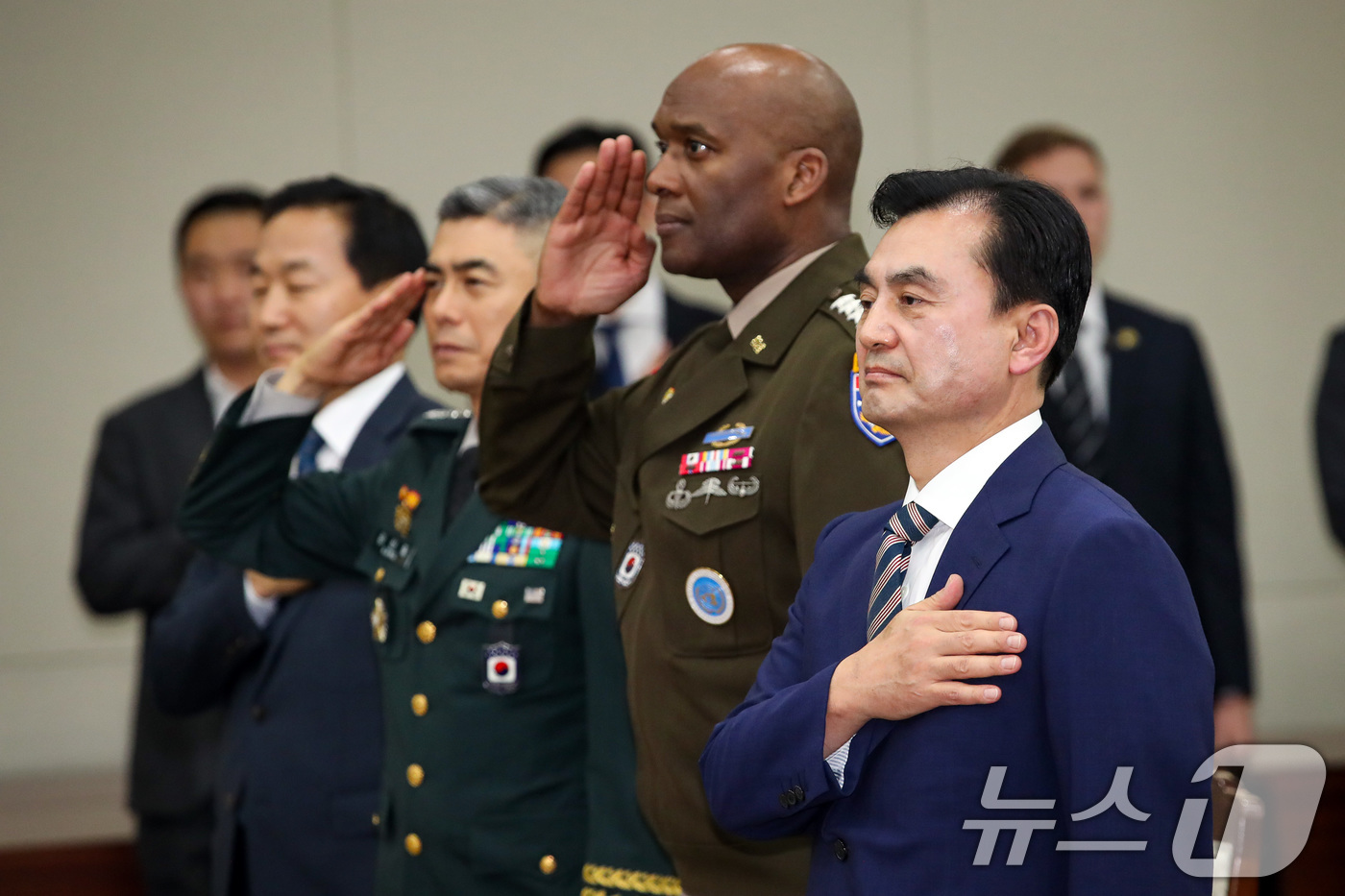 (서울=뉴스1) = 안규백 신임 국방부 장관이 25일 서울 용산구 국방부 청사에서 열린 '제51대 국방부 장관 취임식'에서 국민의례를 하고 있다. (국방부 제공. 재판매 및 DB …