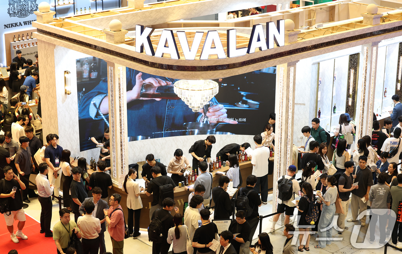 (서울=뉴스1) 오대일 기자 = 25일 서울 강남구 코엑스에서 막을 올린 제5회 서울바앤스피릿쇼(Seoul Bar & Spirits Show, 서울바쇼)에서 방문객들이 다양한 주류 …