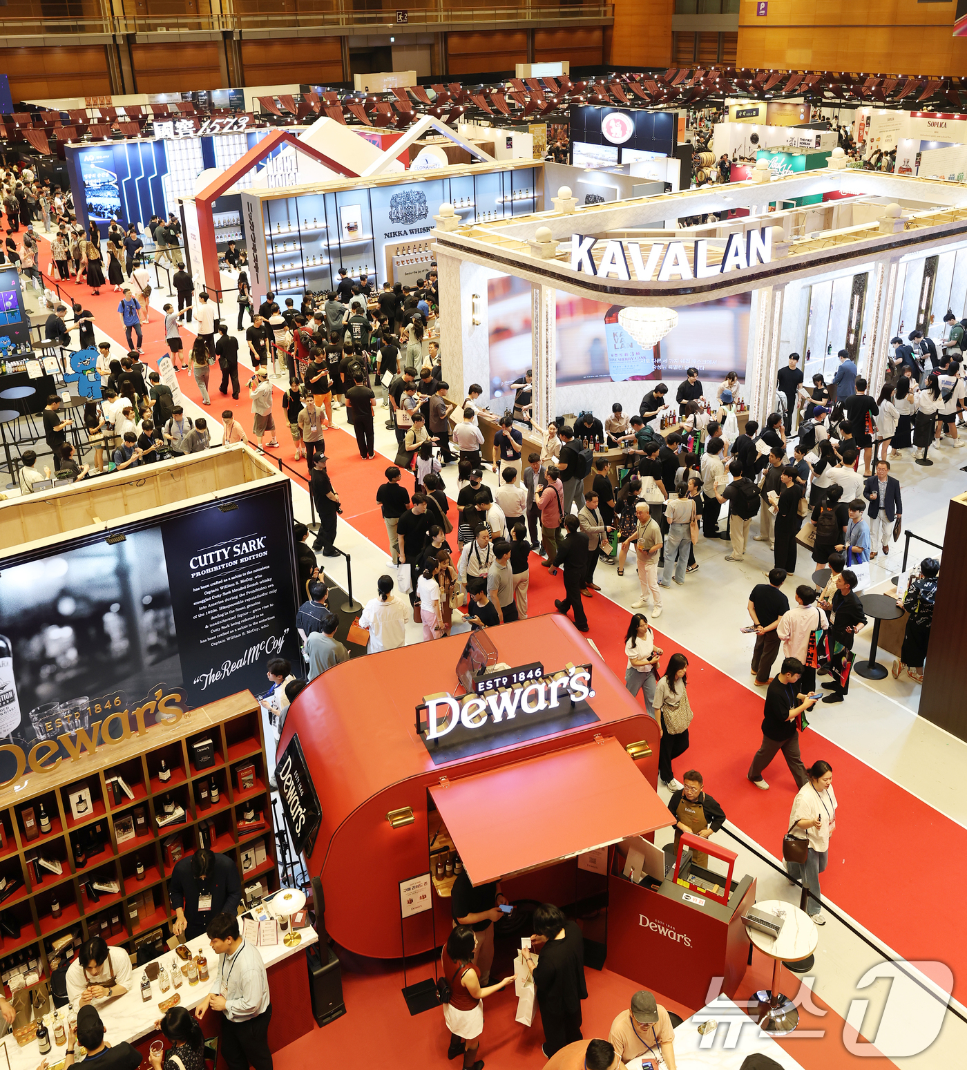 (서울=뉴스1) 오대일 기자 = 25일 서울 강남구 코엑스에서 막을 올린 제5회 서울바앤스피릿쇼(Seoul Bar & Spirits Show, 서울바쇼)에서 방문객들이 다양한 주류 …