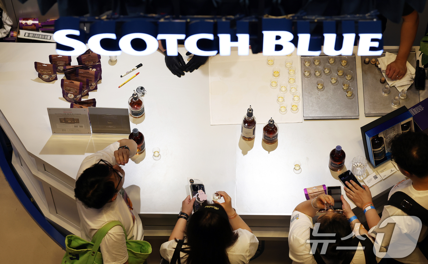 (서울=뉴스1) 오대일 기자 = 25일 서울 강남구 코엑스에서 막을 올린 제5회 서울바앤스피릿쇼(Seoul Bar & Spirits Show, 서울바쇼)에서 방문객들이 다양한 주류 …