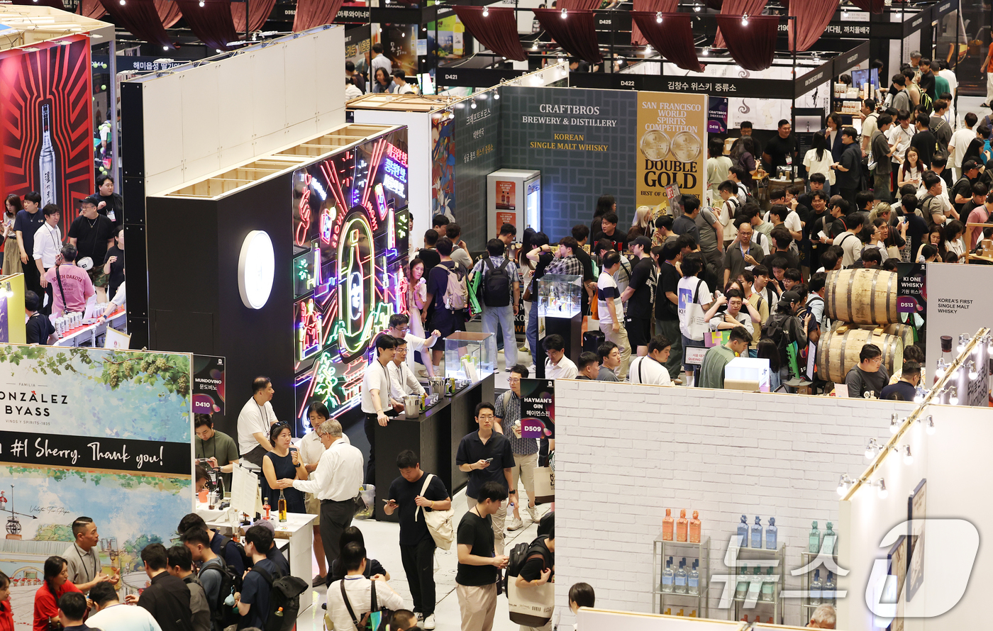 (서울=뉴스1) 오대일 기자 = 25일 서울 강남구 코엑스에서 막을 올린 제5회 서울바앤스피릿쇼(Seoul Bar & Spirits Show, 서울바쇼)에서 방문객들이 다양한 주류 …