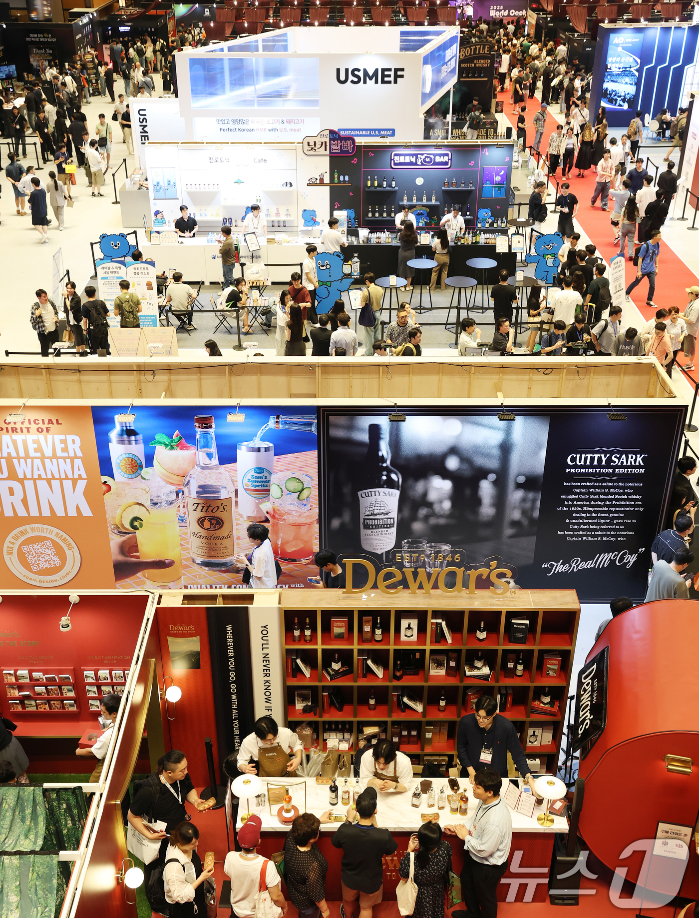 (서울=뉴스1) 오대일 기자 = 25일 서울 강남구 코엑스에서 막을 올린 제5회 서울바앤스피릿쇼(Seoul Bar & Spirits Show, 서울바쇼)에서 방문객들이 다양한 주류 …