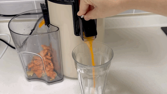 본문 이미지 - 휴롬 착즙기 H410와 주스키트를 활용해 CCA 주스를 착즙하고 있다.  ⓒ News1 이민주 기자