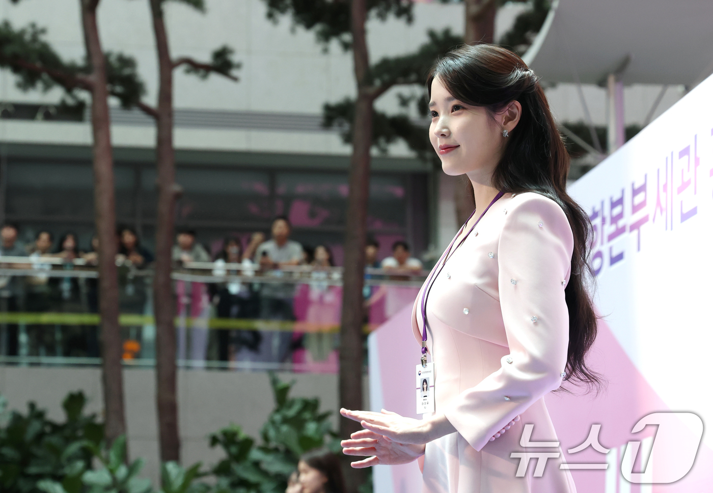 (인천공항=뉴스1) 권현진 기자 = 가수 겸 배우 아이유가 25일 인천국제공항 제1여객터미널에서 열린 인천공항세관 홍보대사 위촉식에 참석해 미소를 짓고 있다. 2025.7.25/뉴 …