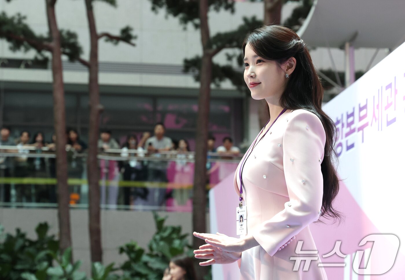 아이유, 뉴진스 이어 인천공항세관 홍보대사 위촉