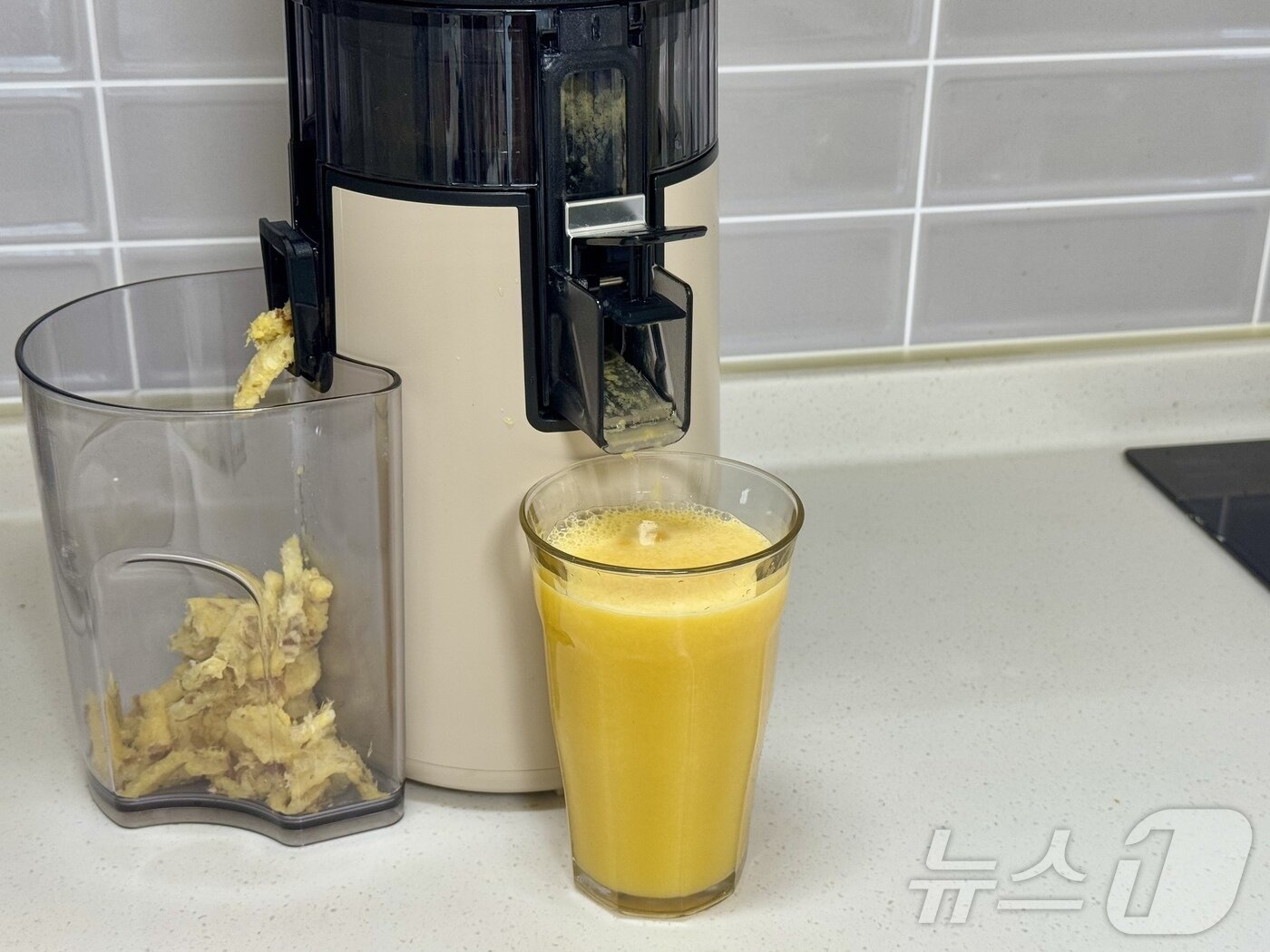 본문 이미지 - 휴롬 착즙기 H410와 주스키트를 활용해 만든 레몬진저 주스. ⓒ News1 이민주 기자