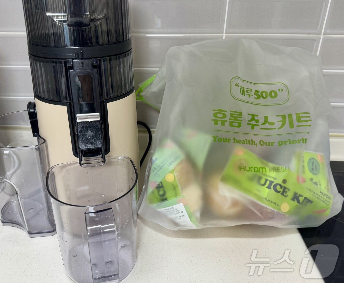 본문 이미지 - 휴롬 착즙기 H410와 주스키트를 활용해 CCA 주스를 착즙하고 있다. ⓒ News1 이민주 기자