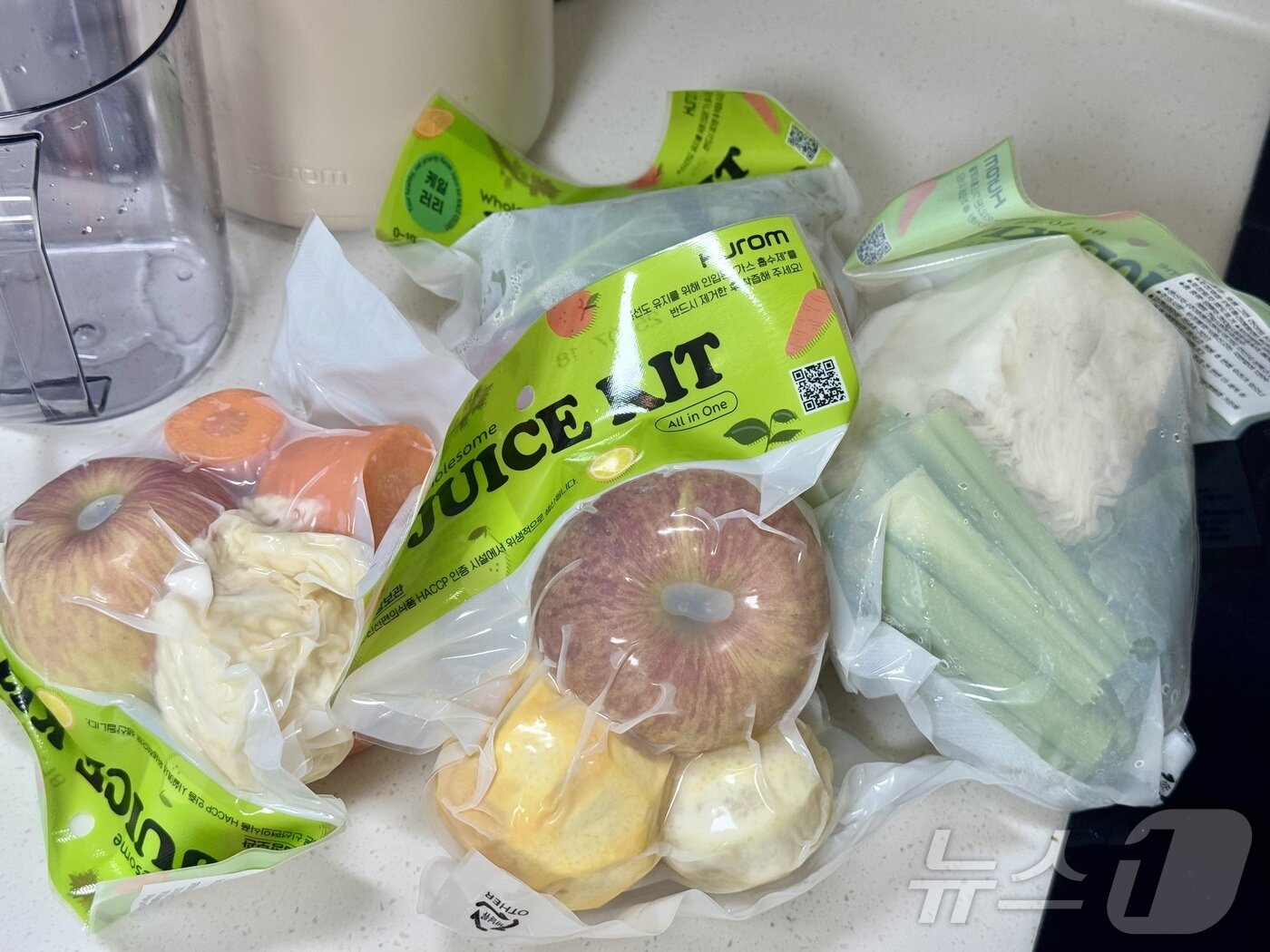 본문 이미지 - 휴롬 착즙기 H410와 주스키트를 활용해 CCA 주스를 착즙하고 있다. ⓒ News1 이민주 기자