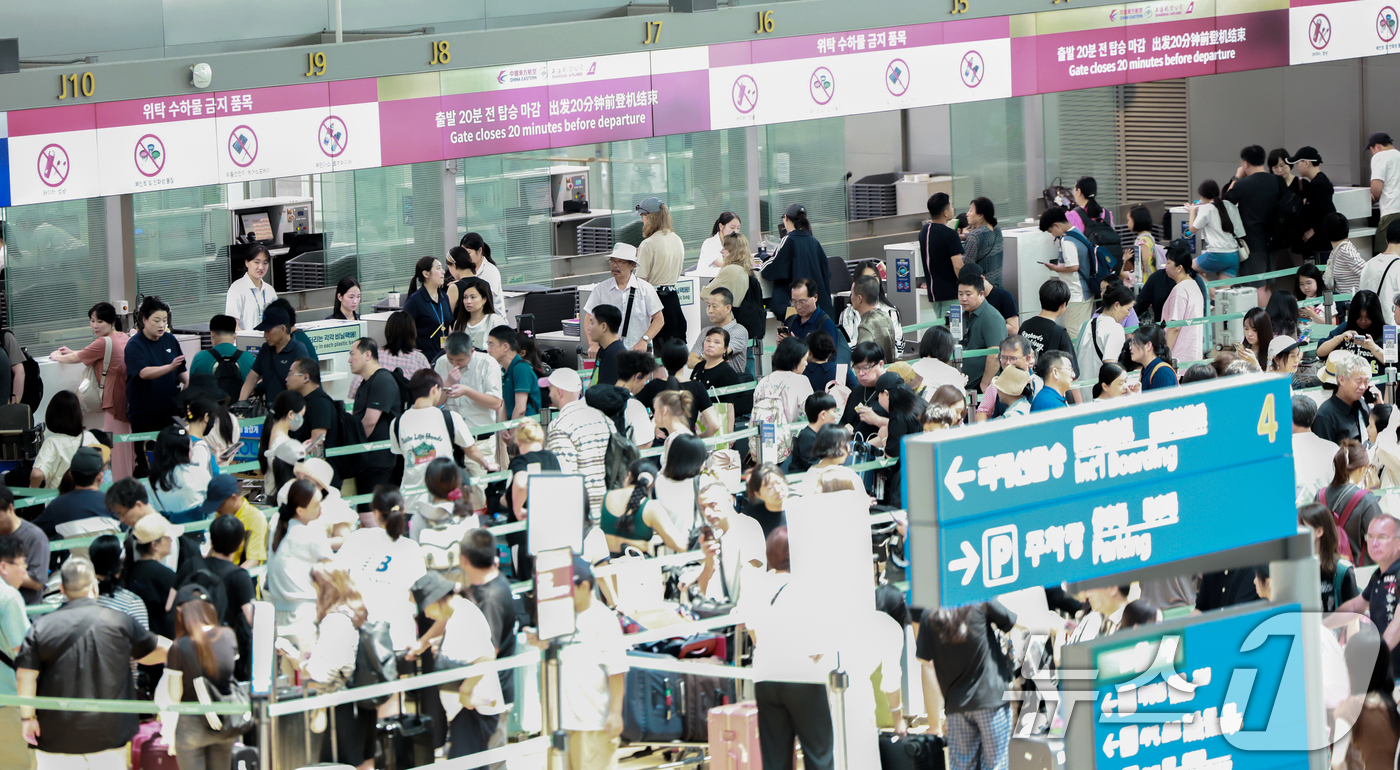(인천공항=뉴스1) 권현진 기자 = 본격적인 여름 휴가철을 앞둔 25일 오전 인천국제공항 1터미널 출국장에 해외여행을 떠나는 여행객들로 북적이고 있다. 2025.7.25/뉴스1