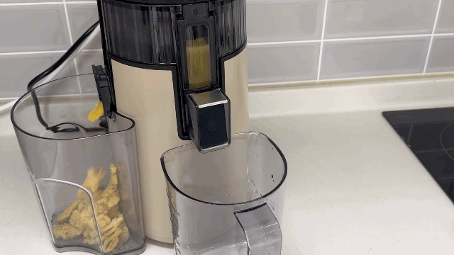 본문 이미지 - 휴롬 착즙기 H410와 주스키트를 활용해 레몬진저 주스를 착즙하고 있다. ⓒ News1 이민주 기자