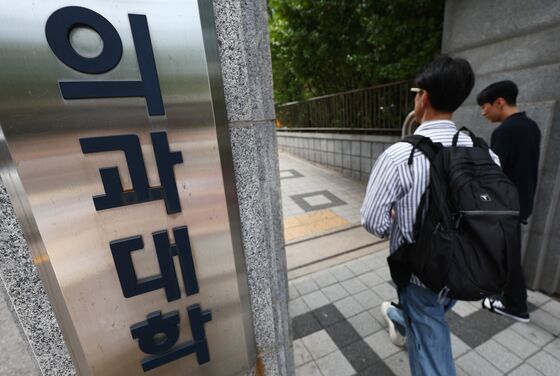 의대생 '맞춤형 지원 요구' 모두 수용한 정부…커지는 '특혜 논란'