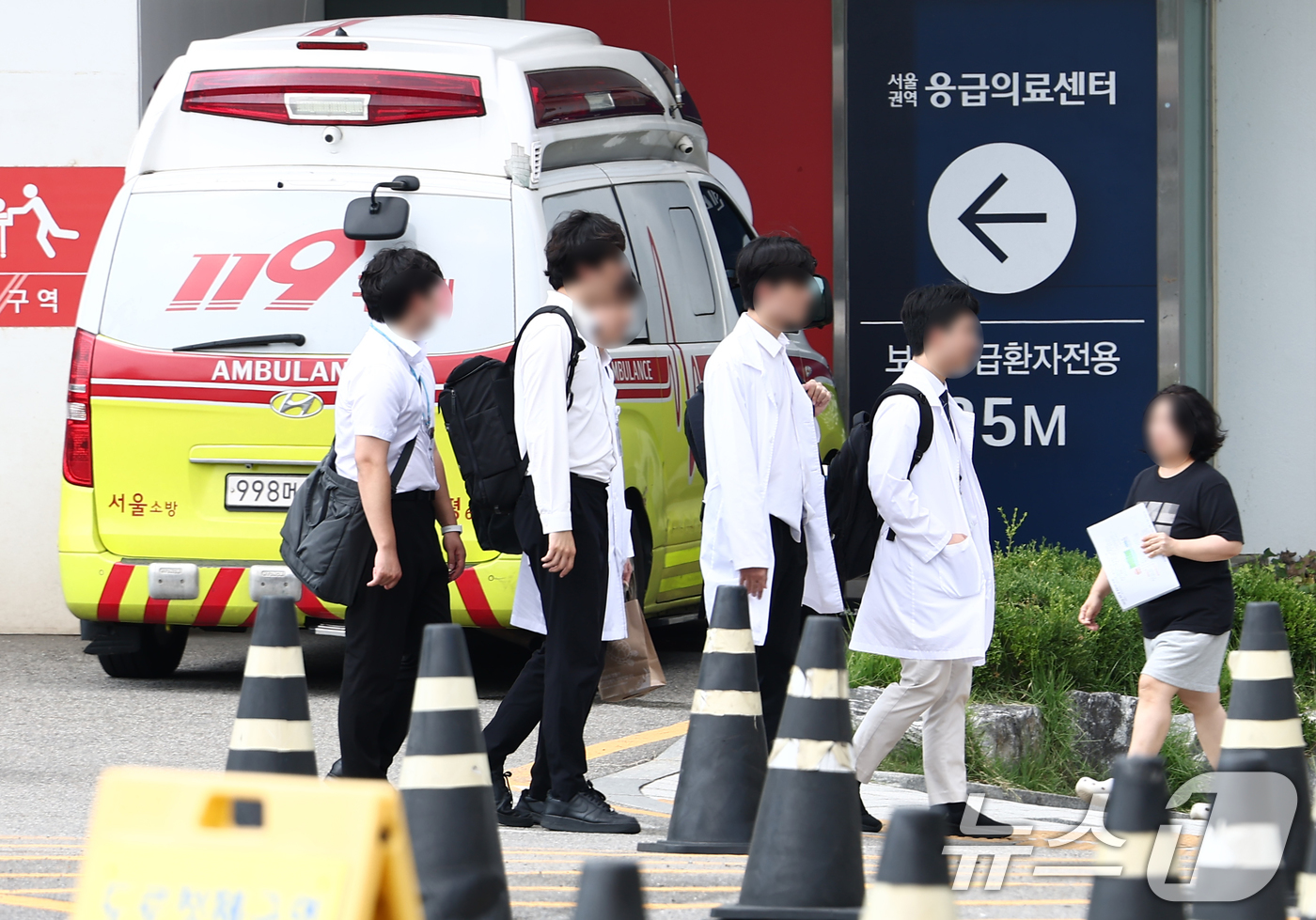 (서울=뉴스1) 김민지 기자 = 정부가 1년 6개월간 수업을 거부한 의대생 8000여 명의 2학기 복귀를 허용하는 동시에 본과 3·4학년생이 의사 국가시험을 치를 수 있도록 추가 …