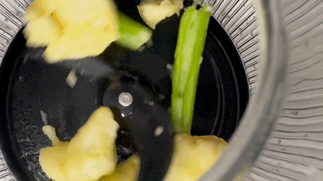 본문 이미지 - 휴롬 착즙기 H410와 주스키트를 활용해 케일러리 주스를 착즙하고 있다. ⓒ News1 이민주 기자