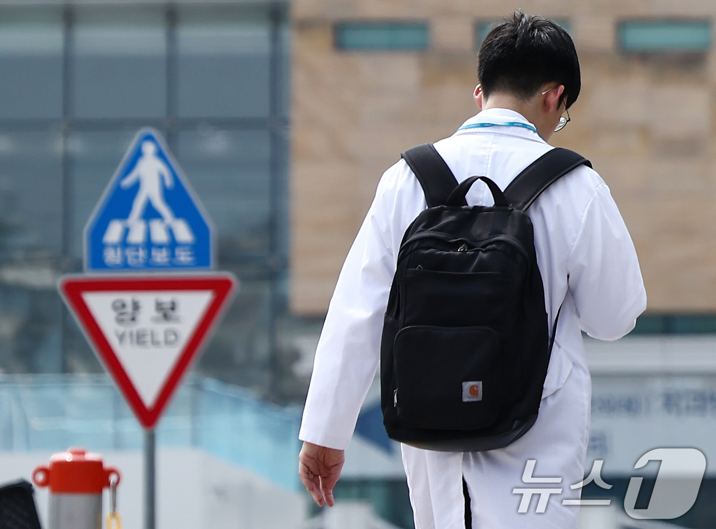 (서울=뉴스1) 김민지 기자 = 정부가 1년 6개월간 수업을 거부한 의대생 8000여 명의 2학기 복귀를 허용하는 동시에 본과 3·4학년생이 의사 국가시험을 치를 수 있도록 추가 …