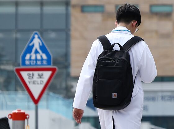 중증·핵심 사직전공의 1098명 '복귀 고심'…"동료 잃고 싶지 않아"