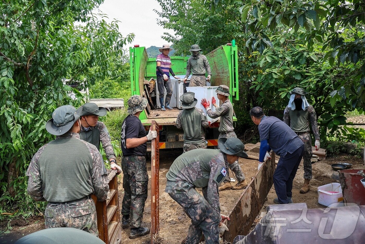 본문 이미지 - 육군 제66보병사단 장병들이 24일 경기 가평군 마장리 일대에서 수해복구 대민지원을 하고 있다.(66사단 제공, 재판매 및 DB 금지) 2025.7.25/뉴스1 ⓒ News1 양희문 기자