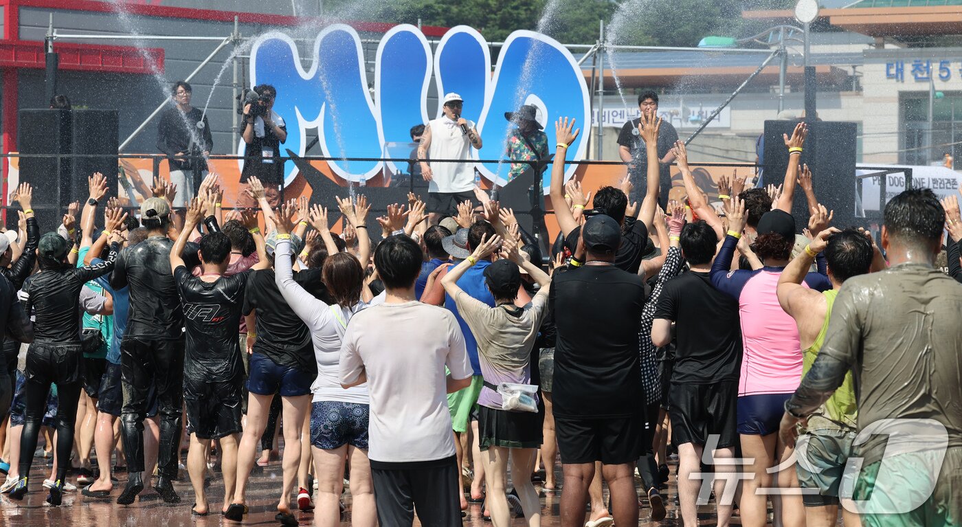 본문 이미지 - 제28회 보령머드축제가 개막한 25일 충남 보령 대천해수욕장 머드엑스포광장에서 외국인들이 축제를 즐기고 있다.2025.7.25/뉴스1 ⓒ News1 김기태 기자
