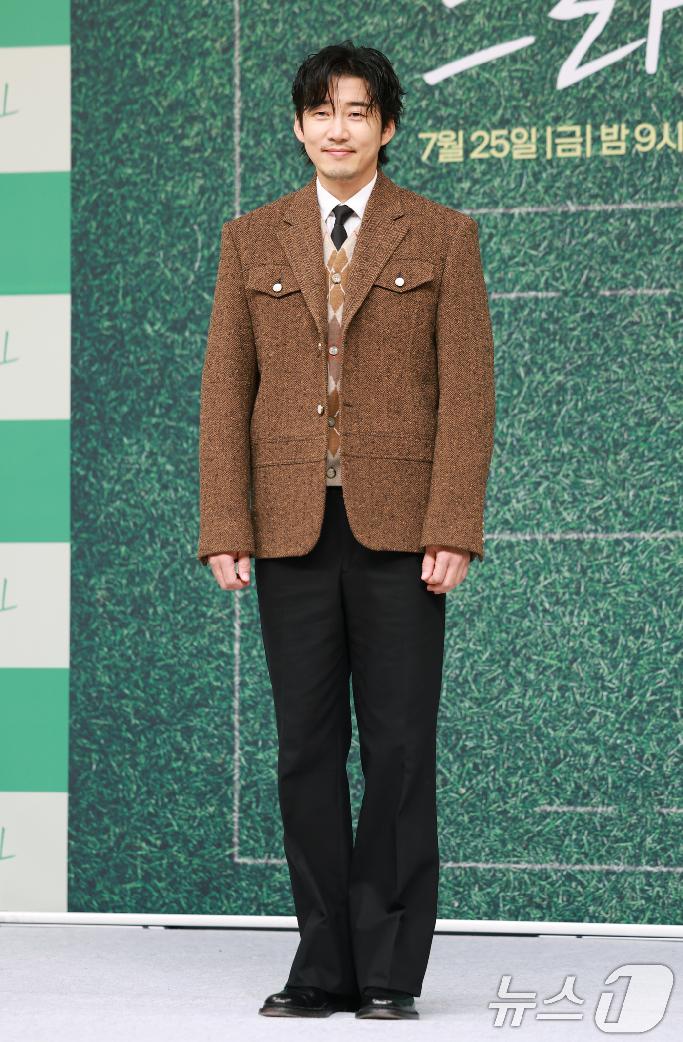 (서울=뉴스1) 권현진 기자 = 배우 윤계상이 25일 오후 서울 양천구 SBS에서 진행된 드라마 '트라이' 제작발표회에 참석해 포즈를 취하고 있다. '트라이: 우리는 기적이 된다' …